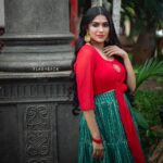 Swasika Instagram - Style &comfortable = Fashion for me😊😊 Redcarpet Show time MUA @abilashchicku @nithinju stylist @babe_by_minnumariya wardrobe 📷 @__shankar_lal__ #swasikavj #swasika #lakshminakshathra #imitationjewellery#amritatvprogram #tvshow #fanpage # @sadhika_diehard_fan