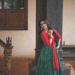 Swasika Instagram – Style &comfortable = Fashion for me😊😊

Redcarpet 
Show time 

MUA @abilashchicku 
@nithinju  stylist 
@babe_by_minnumariya  wardrobe 
📷 @__shankar_lal__ 

#swasikavj #swasika #lakshminakshathra #imitationjewellery#amritatvprogram #tvshow #fanpage # @sadhika_diehard_fan