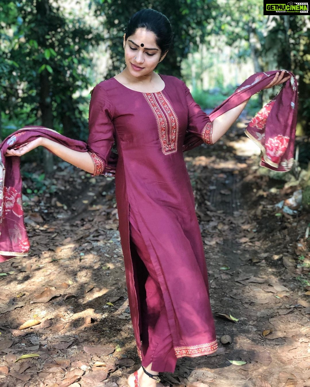Swasika Instagram - Morning gift from @fara_designs Thank u @aiqah_thestore Thank you #kurthidesigns #kurthistyle #salwae#actresslife #artistsoninstagram #malayalammovie#moviereview #tvshow #boutique @sadhika_diehard_fan Photography @dino_keezhillam