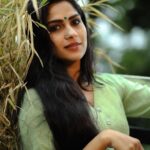 Swasika Instagram - Today’s colour is green🍀🌿 #photooftheday #photos #greenery #celebrity #locationpic#movielover #actresslife # @kudukku2025_movie Photography @kunjippaaru @jugalbandhi Thank u @ruhincollectionz for this moon nose pin