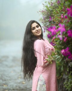 Swasika Instagram - 💕💕💕 @kudukku2025_movie location pic Shoot time @jugalbandhi thank you for this outfit @kunjippaaru 📸
