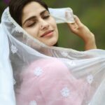 Swasika Instagram - Can’t see bt I can feel it ,Wind🌪⭐️⭐️ @kudukku2025_movie Shoot time Location pic Me as Jwala❤️ A @bilahari_experiments movie @parakkatnatureresortmunnar @kunjippaaru #photography #photooftheday #locationstill #movie #actress #actresslife #actresslifestyle #camera #wind Duppatta @khajuraho_boutique_