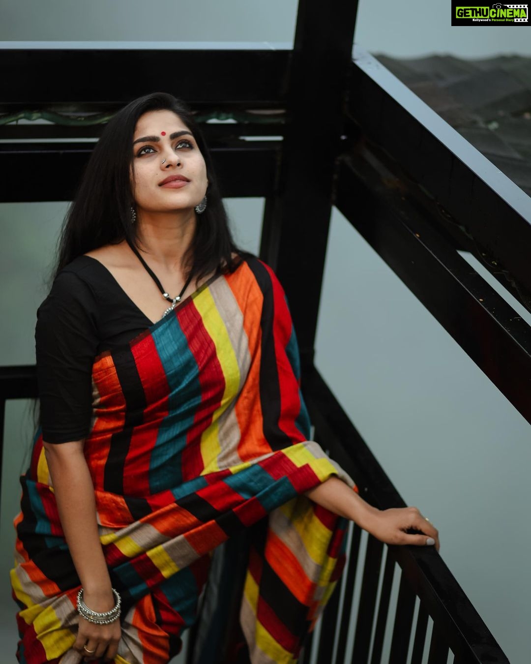 Swasika Instagram - Peace begins with a smile ❣️ @kudukku2025_movie shoot #mosthappiestlocation #shooting #working #malayalammovies #film Costume courtesy @thebrandstorebyfebitha Location @parakkatnatureresortmunnar