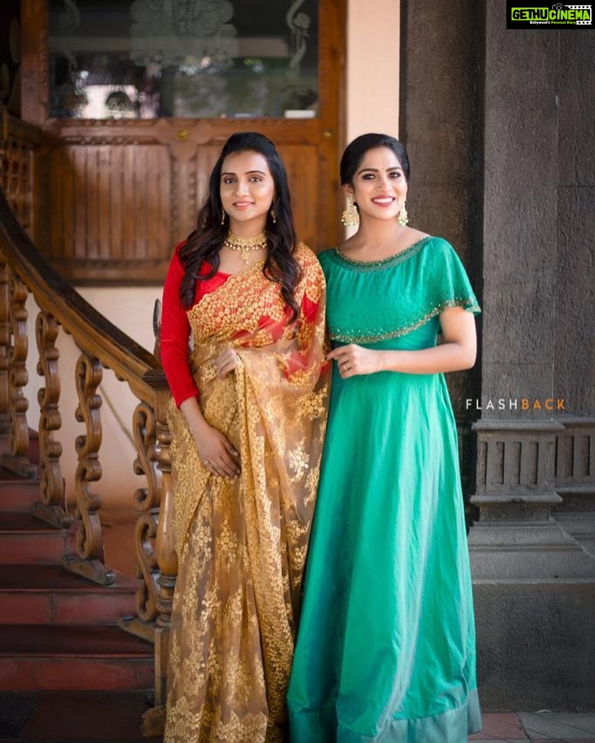 Swasika Instagram - With my favourite singer @m_manjari Redcarpet shoot Coming soon Musical episodes @m_manjari @amritatv @redcarpet_media @tvshows_ Thank u @babe_by_minnumariya for this outfit Photography @wander_boy_360