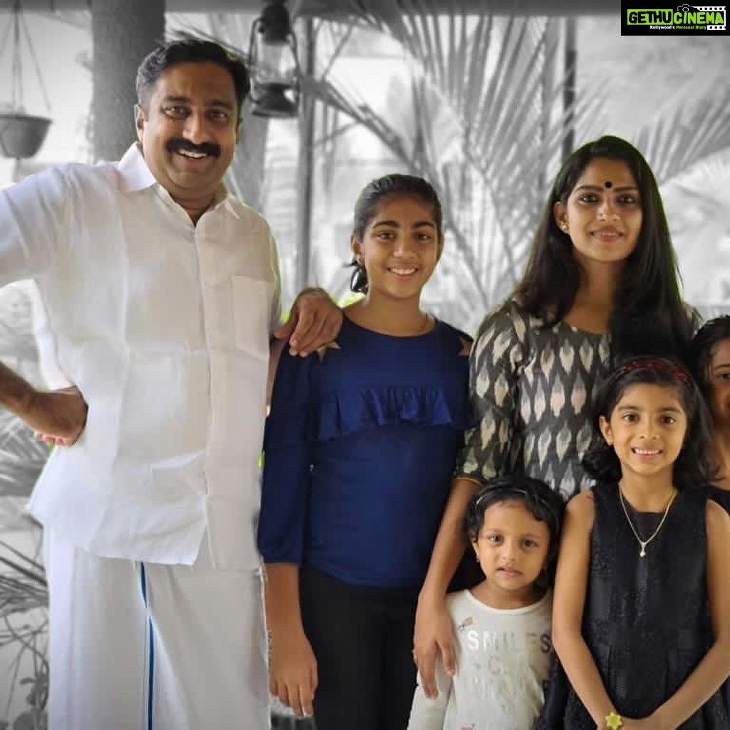 Swasika Instagram - Anna , Aelu, Rosu & Anice@ Kunjanaaa @advthomasanakkallunkal @badrinathkrishnan 😊😊😊😊😊