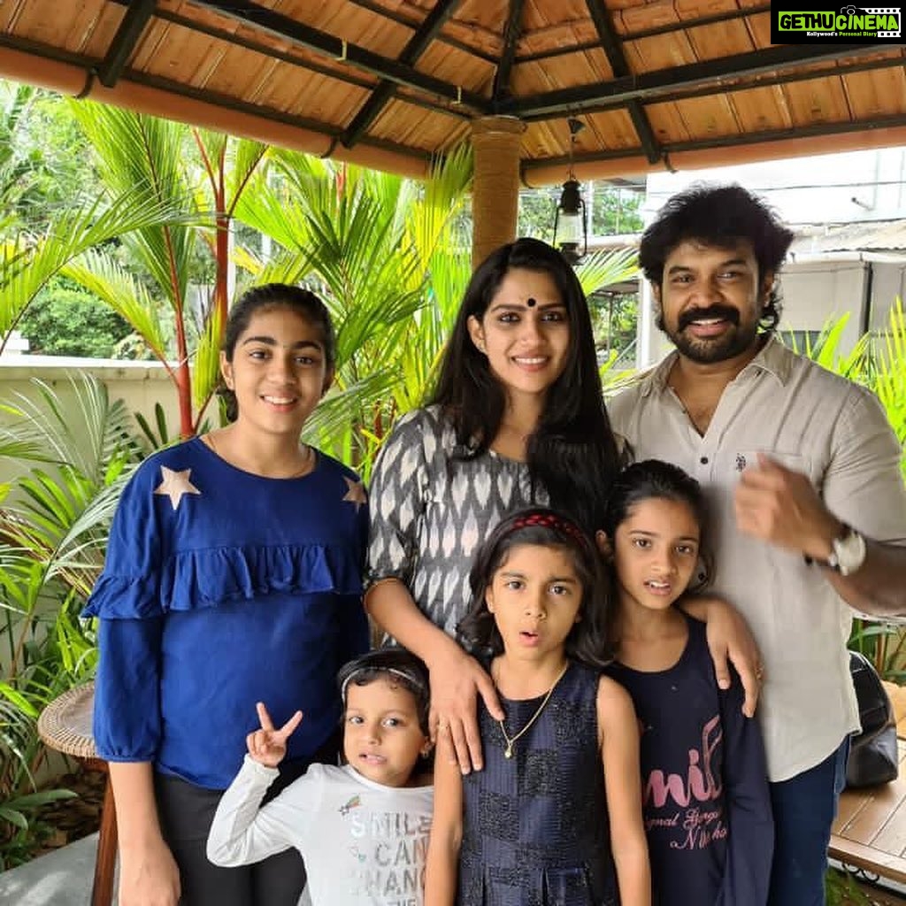 Swasika Instagram - Anna , Aelu, Rosu & Anice@ Kunjanaaa @advthomasanakkallunkal @badrinathkrishnan 😊😊😊😊😊