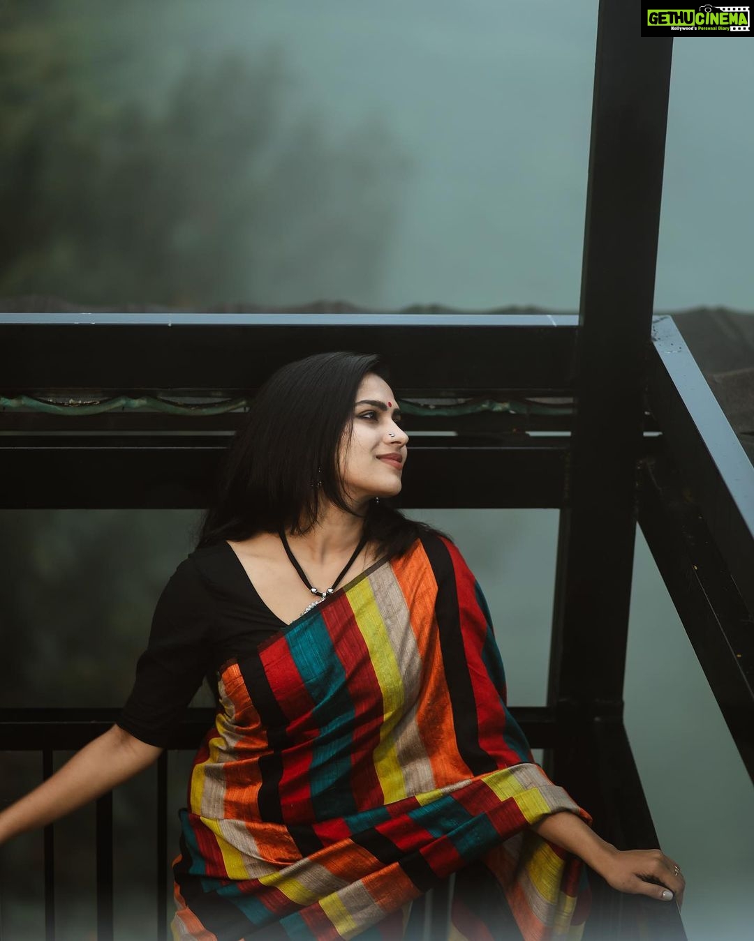 Swasika Instagram - Peace begins with a smile ❣️ @kudukku2025_movie shoot #mosthappiestlocation #shooting #working #malayalammovies #film Costume courtesy @thebrandstorebyfebitha Location @parakkatnatureresortmunnar