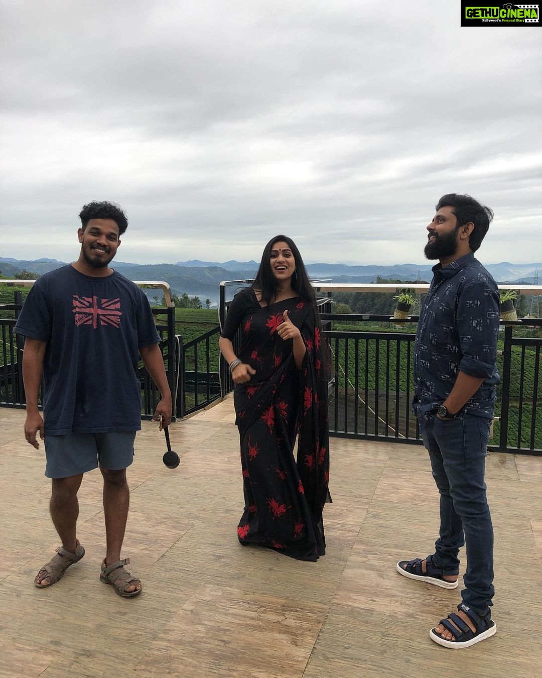 Swasika Instagram - Most happiest Location @kudukku2025_movie Shoot#chilling#enjoythelittlethings#climate #movie #songshoot❤️luv #team @kudukku2025_movie @bilahari_experiments @abhimanue_viswanath @amal__nandiath @ram_mo_ @parakkatnatureresortmunnar