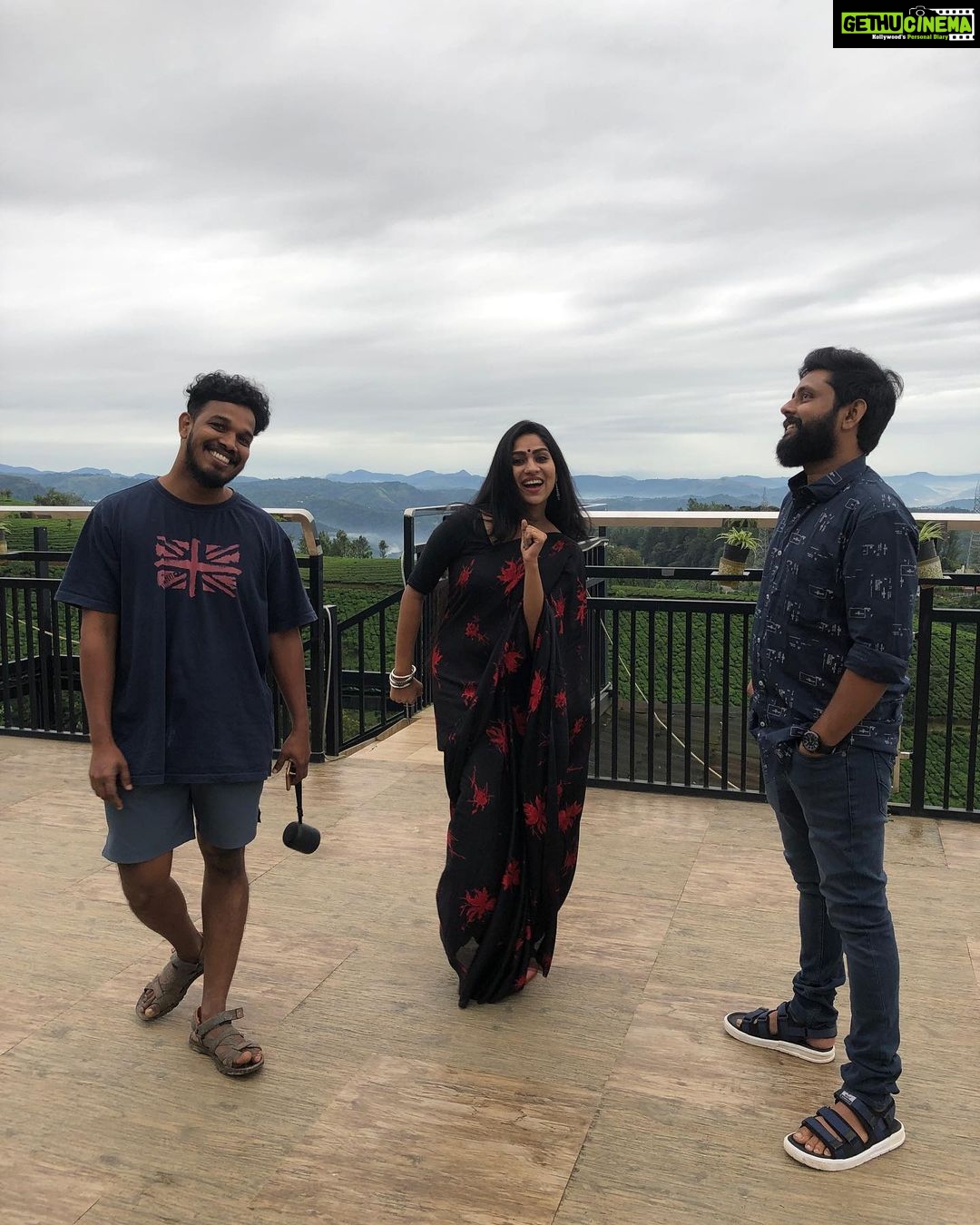 Swasika Instagram - Most happiest Location @kudukku2025_movie Shoot#chilling#enjoythelittlethings#climate #movie #songshoot❤️luv #team @kudukku2025_movie @bilahari_experiments @abhimanue_viswanath @amal__nandiath @ram_mo_ @parakkatnatureresortmunnar