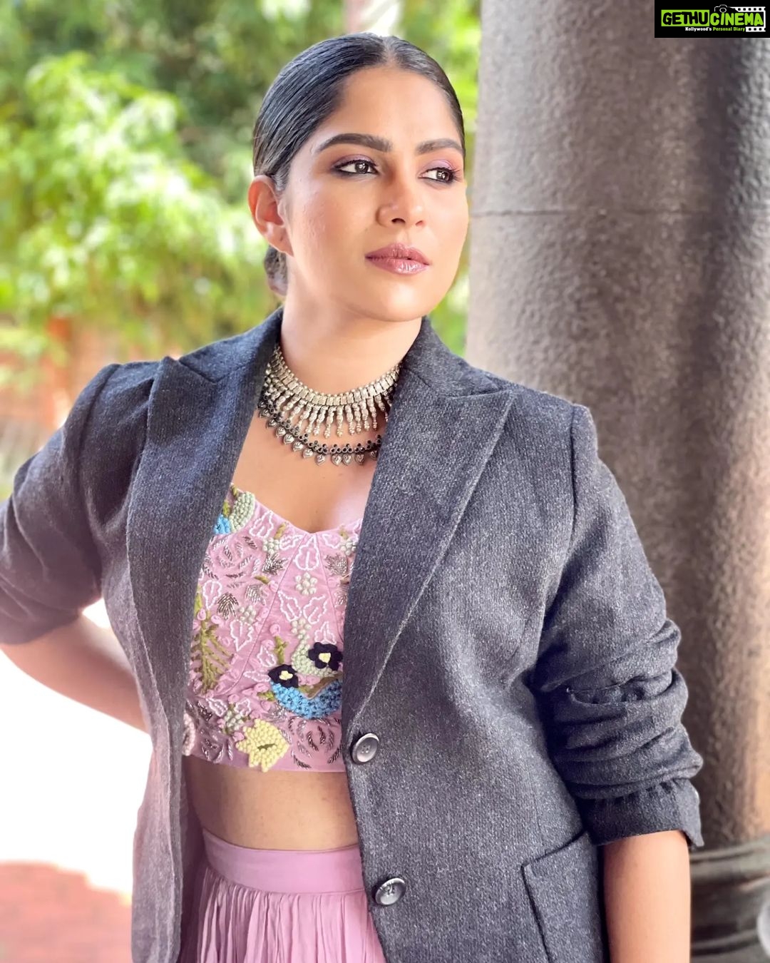 Swasika Instagram - A bit of urban mode over ethnics 🌸 Makeup : @abilashchickumakeupartist Styling : @rashmimuraleedharan Costume : @ladies_planet_ Ornaments : @salato_kottakkal #swasika #swasikavj #swasikaactress #malayalamactress #kerala #tamilnadu #chennai #hyderabad