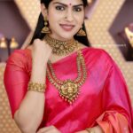 Swasika Instagram - Jewelleries are one of my most favourite art. I love adorning those special statement pieces embellished with precious stones and gems. Here are some glimpses of my favourite collection from one of my favourite Jewellery @joscojewellers . This beautiful jewellery set is such a precious statement piece. Ornaments: @joscojewellers Saree @samyakksarees Makeup: @colazbridal Videography: @sanuf_hussain_ @paper_plane_wedding #swasikavj #joscojewellers #jewellerycollection #diamondsets #jewellery #jewellerylove
