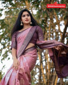 Swasika Instagram - You are more powerful than u know,your are beautiful just as you are 😊 Wearing @swayamvarasilksindia Makeup @abilashchicku Jewelleries @parakkat_jewels Saree Pattusaree Kanchivaram saree