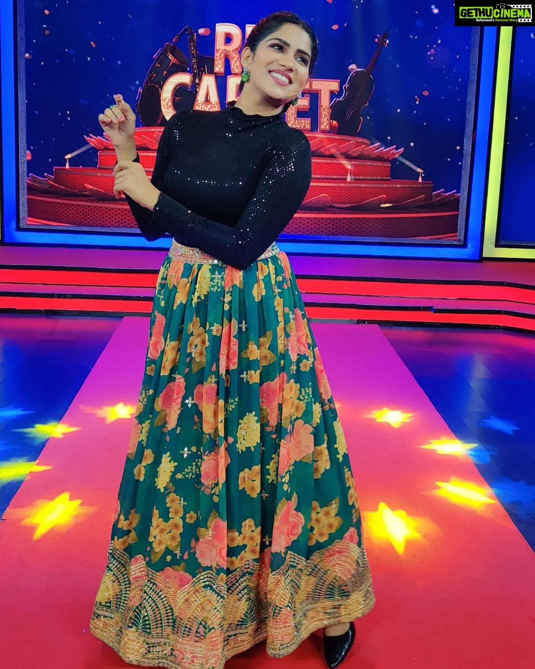 Swasika Instagram - Twirling around with the dreams in my mind . Makeup : @lilly_shaneesh_makeup Costume : @ladies_planet_online Stylist: @rashmimuraleedharan Ornaments : @salato_kottakkal #swasikavj #swasika #redcarpet #amritatv