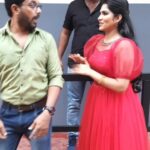 Swasika Instagram - ചുമ്മാ മോതിരത്തിലെ മുത്തിന്റെ എണ്ണവും, താടിയുടെ അളവും നോക്കിക്കൊണ്ട് നിന്ന എന്നെ ഓടിച്ചു വിട്ടിട്ട്, അവൻ പിണങ്ങിപ്പോയി 🤦🏻‍♂️😜. പാവം ഞാൻ 😔😁.. With @swasikavj and @shanavasactor