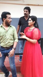 Swasika Instagram - ചുമ്മാ മോതിരത്തിലെ മുത്തിന്റെ എണ്ണവും, താടിയുടെ അളവും നോക്കിക്കൊണ്ട് നിന്ന എന്നെ ഓടിച്ചു വിട്ടിട്ട്, അവൻ പിണങ്ങിപ്പോയി 🤦🏻‍♂️😜. പാവം ഞാൻ 😔😁.. With @swasikavj and @shanavasactor