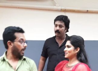 Swasika Instagram - ചുമ്മാ മോതിരത്തിലെ മുത്തിന്റെ എണ്ണവും, താടിയുടെ അളവും നോക്കിക്കൊണ്ട് നിന്ന എന്നെ ഓടിച്ചു വിട്ടിട്ട്, അവൻ പിണങ്ങിപ്പോയി 🤦🏻‍♂️😜. പാവം ഞാൻ 😔😁.. With @swasikavj and @shanavasactor