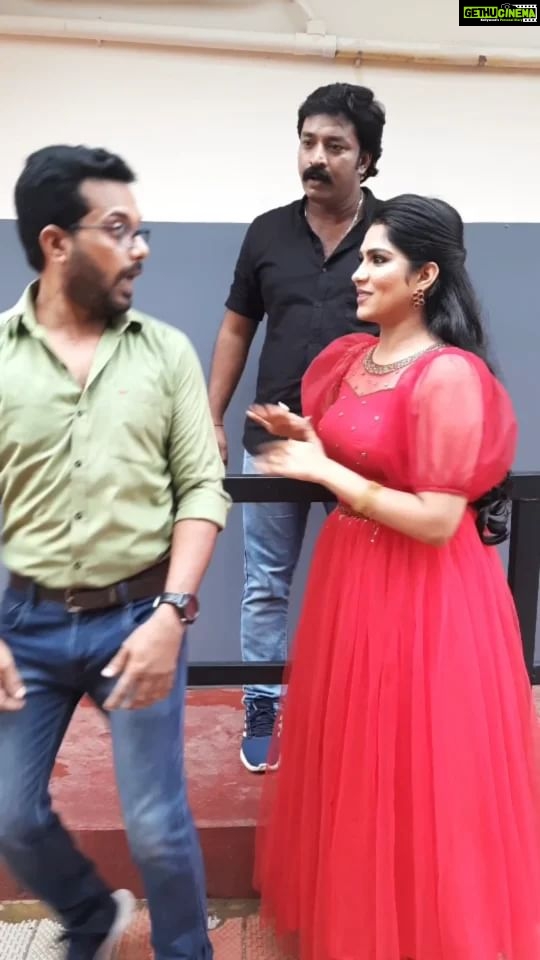 Swasika Instagram - ചുമ്മാ മോതിരത്തിലെ മുത്തിന്റെ എണ്ണവും, താടിയുടെ അളവും നോക്കിക്കൊണ്ട് നിന്ന എന്നെ ഓടിച്ചു വിട്ടിട്ട്, അവൻ പിണങ്ങിപ്പോയി 🤦🏻♂️😜. പാവം ഞാൻ 😔😁.. With @swasikavj and @shanavasactor