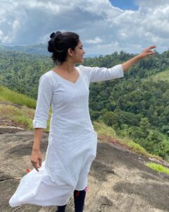 Swasika Instagram - Enjoy the moment just enjoy the moment 😊😊😊

Click by cousin Nishanth @nvm___official 
 @sanjananisanth

Wearing @celery_designs