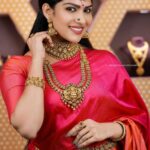 Swasika Instagram - Jewelleries are one of my most favourite art. I love adorning those special statement pieces embellished with precious stones and gems. Here are some glimpses of my favourite collection from one of my favourite Jewellery @joscojewellers . This beautiful jewellery set is such a precious statement piece. Ornaments: @joscojewellers Makeup: @colazbridal Videography: @sanuf_hussain_ @paper_plane_wedding Saree @samyakksarees #swasikavj #joscojewellers #jewellerycollection #diamondsets #jewellery #jewellerylove