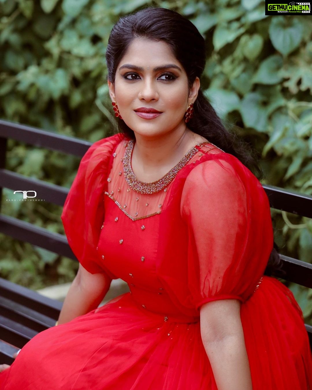 Swasika Instagram - In frame @swasikavj Mua @sreshtamakeup Red top @the_drape_studio Outfit @rashmimuraleedharan Jewls @kaya_online_ Pic @rahulphotoshoot_official #swasika #swasikavj #swasikalovers #swasika_diehard_fans #trend #red #dress #styling #stylingtips #nithinsureshstylist Kochi, India