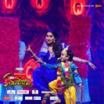 Swasika Instagram – Please do watch chinganilavu 2020 on Surya tv 📺 #redfmkerala #suryatv #zarinan #sajnanajam  sep 6,, 3.30pm 🙏 
# #sruthilekshmi #MalavikaMenon #Manikuttan #SijaRose #iniya #abusalim #remyapanicker on the dance floor 💃💃🕺🕺