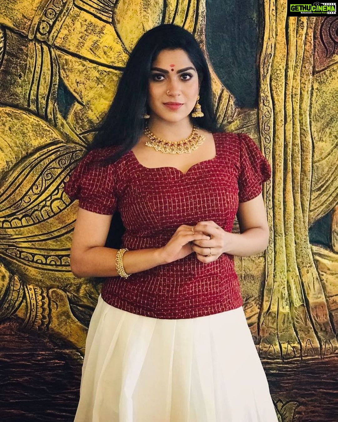 Swasika Instagram - Onam vibes @suryatv onam show coming soon onnamamangam Wearing @celery_designs Jewelleries @inikacollections MUA @abilashchicku #pattupavadaicollections #tradionalattire#pavadablouse#nostalgic #malayaliactress #malayali #onamcelebration #keralaattraction