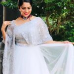 Swasika Instagram - Redcarpet shoot tym Wearing @glowthedesignerhub Jewelleries @ghungroodesigns MUA @abilashchicku #whitegown #newdressingstyle #designerclothes #malayalamchannel#amrithatv#anchor