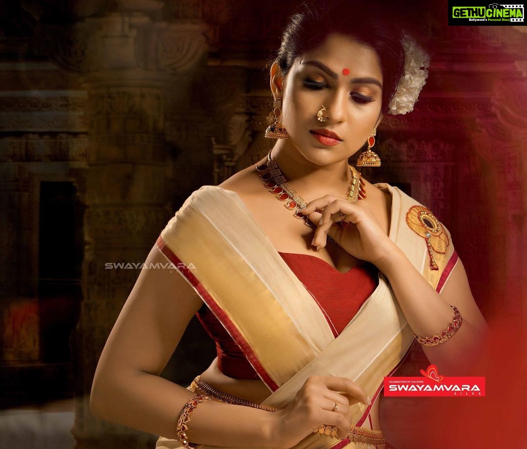 Swasika Instagram - The perfect one for new beginnings ❤️#hope The beautiful set saree by swayamvara silks @swayamvarasilksindia Jewelleries @mayoorajewels_by_archana MUA @abilashchicku Stylist @leirakuncysiby Photography @arshalphotography thank u arshal ekkaa @swayamvarasilksindia Onam collections Spcl thanks @praveenraj616 & Parvathyrajmakeupstudio #keralagram #smokeyes #eye #browneyes #me #closeup #eyebrows #kerala_360 #cool #angeleyes #instaeyes #blueeyes #eyesmakeup #prettyeyes #eyeball #malayalamactress #beauty #eyebrow #eyelashes #myeye #greeneyes #selfie #malayalammovies #pupil #darkeyes #brighteyes #eyes #look #malayalamactor
