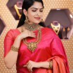 Swasika Instagram - I don’t like captions. I prefer people to look at my pictures and invent their own stories. 🌷🌷🌷🌷 In frame @swasikavj Jewellery @joscojewellers Photography @shafeek_aali_official_ @paper_plane_wedding Video @sanuf_hussain_ @makeup @colazbridal Palakkad