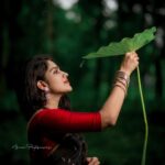 Swasika Instagram - Silent smiling women 😊 Photography @ajmal_photography_ thank u ajmal #nature#evening #photography #photographylovers #vattayila#homephotoshoot #actress