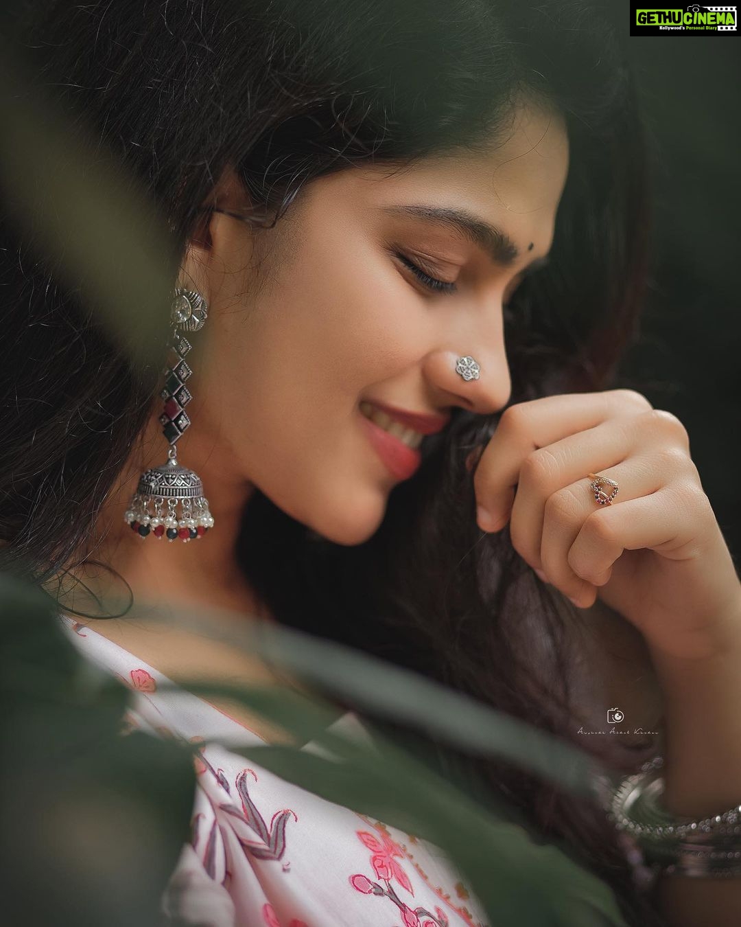 Swasika Instagram - Always there will be a reason to smile๐๐๐ Photography- @arshadh_thegrapher Costume by. @celery_designs Makeup by @abilashchicku Nose pin @ruhincollectionz #smile #photoshoot #naturalshoot #naturephotography#