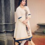 Swasika Instagram - This cotton dress gifted by @aatmabyamitha #cotton #cottonlovers #trationwear#instadresses #collections#offwhite #actresslife Jewelleries - @planetjewel Stylist @anjali_vinod_123
