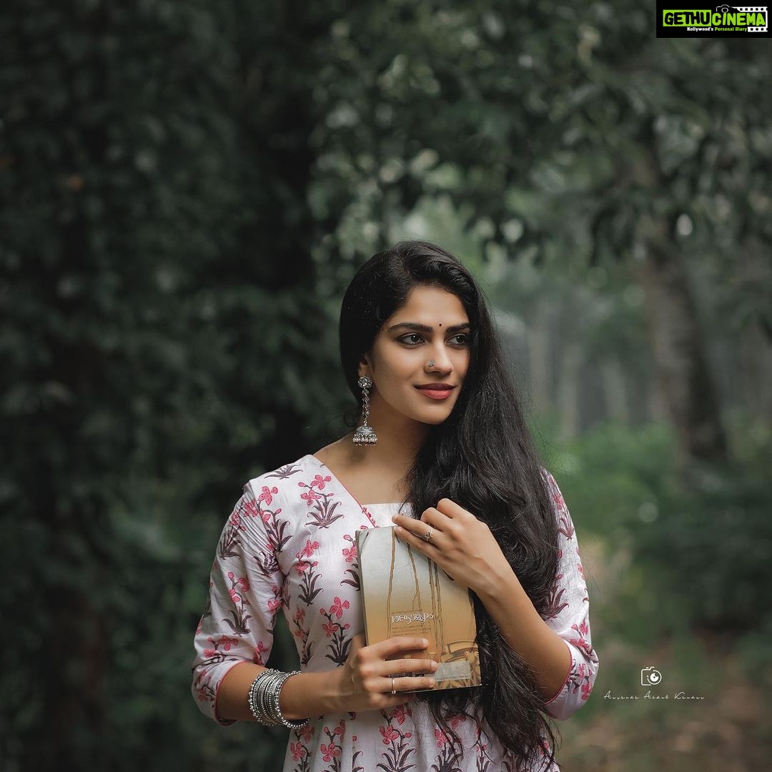 Swasika Instagram - Nature is not a place to visit ,it’s home🌿 Pic by @arshadh_thegrapher Makeup Nd costume by @abilashchicku @Celery_designs #malayali #fashionista #frockdesigns #palecolurs #naturephotography #photoshoot#actresslife