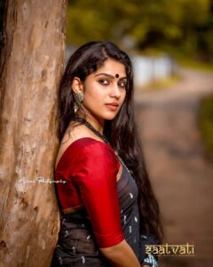 Swasika Instagram - Am filled with love ❤️ Pic courtesy @ajmal_photography_ Saree by @saatvati #sareelover #blacksaree #boutiquestyle #simple #tradition #actress Muvattupuzha, India