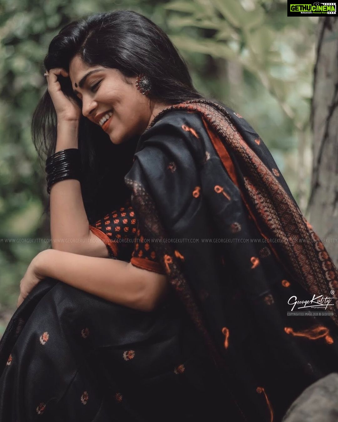 Swasika Instagram - Am filled with love ❤️ Pic courtesy @ajmal_photography_ Saree by @saatvati #sareelover #blacksaree #boutiquestyle #simple #tradition #actress Muvattupuzha, India