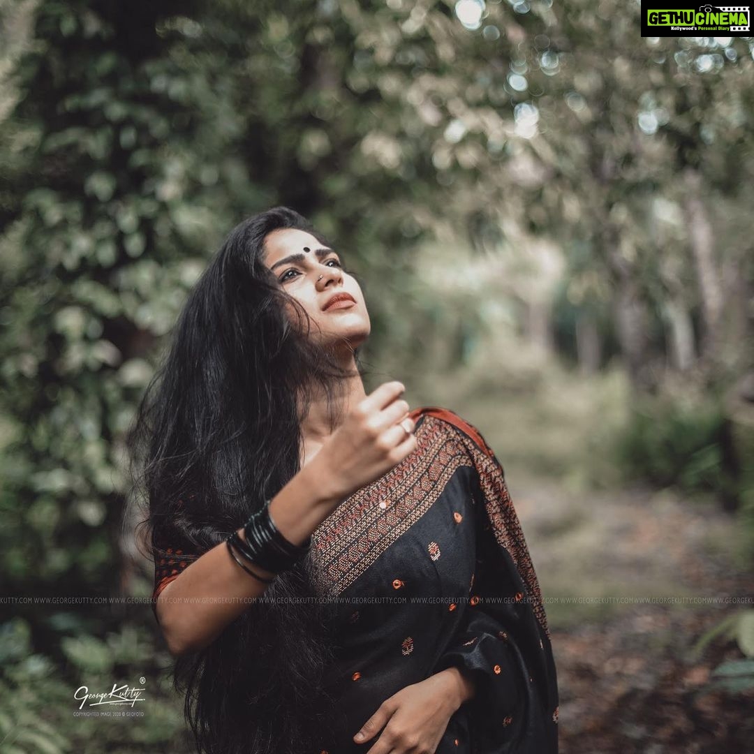 Swasika Instagram - Loved wearing this adorable saree❤️ Saree courtesy @Atmasignature. Thank you angitha &ashiqha Pic courtesy @dy___bbuk