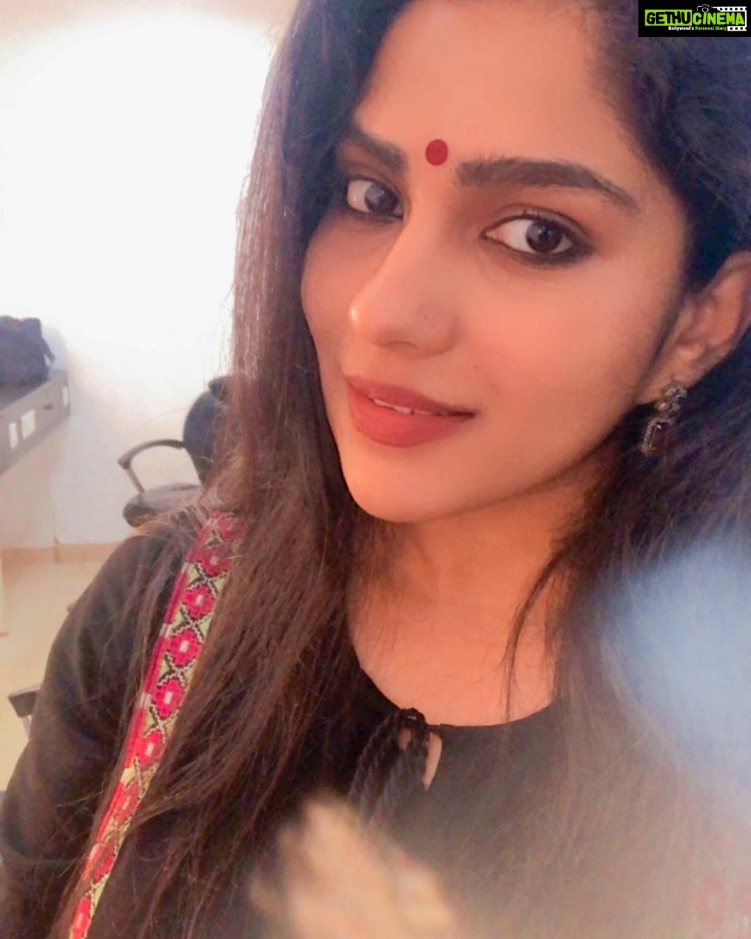 Swasika Instagram - Perceive everything colourful and just wear ur smile 😊 #smilemore #smilealways #shootlife #selfie #selflovequotes #thinking #loveislove #goidvibes #