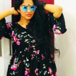 Swasika Instagram – Verutheee irunuu maduthuu😉

#bepositive #stayhome #selflove #selfconfidence #actorslife #homesweethome #relaxingtime #floraldress#sunglasses