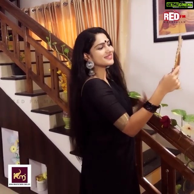Swasika Instagram - Red FM Dance Challenge കണ്ണാടി കൂടും കൂട്ടി എന്ന പാട്ടിനു നിങ്ങളുടേതായ രീതിയിൽ നൃത്തം ചെയ്തു ഞങ്ങൾക്കു അയക്കൂ (RED FM MALAYALAM)തിരഞ്ഞെടുക്കപെടുന്നയാൾക്ക് ആകർഷകമായ സമ്മാനങ്ങൾ. Dance for Kannadi koodum kootti. Send that to us & stand a chance to win exciting prizes. #redfmmalayalam #redfmdancechallenge #stayhome #staysafe #stayhealthy #indiafightscorona #lockdown2020 #lockdownchallenge #dancechallenge #dancechallenges #swasika #swasikavj #swasikavijay #kannadikkoodumkootti @swasika @mahima_nambiar @actress_frames @girls @students_of_mannarkkad__ @students_off_koduvally @st_marys_college_union @anu_sithara @ganapathisp_official @surajvenjaramoodu @rimakallingal @siju_wilson @shobana_danseuse @nami_tha_ @nandan_meera @nyla_usha @pinkvillasouth @indianclassicaldancers @officialindiandancers