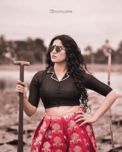 Swasika Instagram - Throwback pic @snaphacker_photography #photoshoot #outdoorshoots #water #naturephotography #naturelover #indowesternlook #makeuplooks #colourtone #editedversion#camera #throwback #actressgallery #actresslife @abilashchicku (Makeup hairdo & costume)