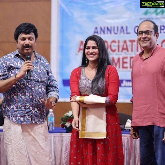 Swasika Instagram - Thank you ATMA for honoring me for my achievement for bagging the Kerala Film State Award for best supporting actress. I feel privileged to get honoured in front of my Atma Family and also it was a pleasure meeting you all after a very long time . #atma #televisionaward #ganeshkumar #dineshpanicker #swasikavj