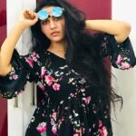 Swasika Instagram - Verutheee irunuu maduthuu😉 #bepositive #stayhome #selflove #selfconfidence #actorslife #homesweethome #relaxingtime #floraldress#sunglasses