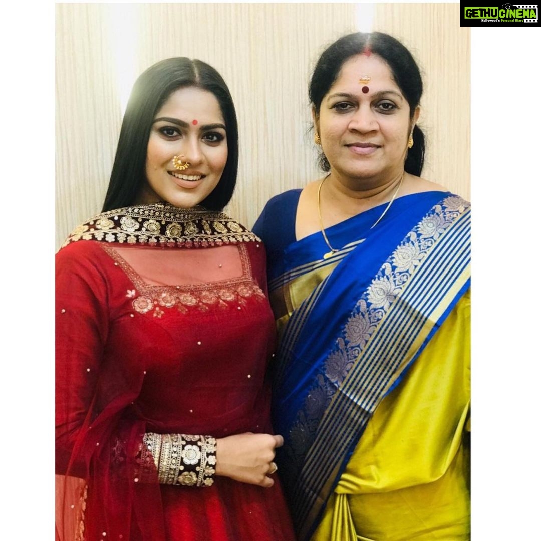 Swasika Instagram - Mother is just another name that refers to the bond that glues to the family together Happy birthday Ammaa😘😘❤️❤️❤️