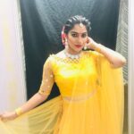 Swasika Instagram - Back stage pictures Make up by @abilashchicku Styled by@savitha tony Outfit @elzas_couture #nattikabeach #nattikafest#dancer #southactress #2020 #newattire😍 #kalanksong #yellowgirl💛 #actresslife #nattikamusicawards#flowerstv#stage#