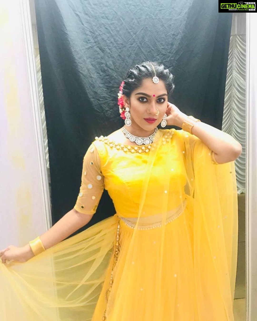Swasika Instagram - Back stage pictures Make up by @abilashchicku Styled by@savitha tony Outfit @elzas_couture #nattikabeach #nattikafest#dancer #southactress #2020 #newattire😍 #kalanksong #yellowgirl💛 #actresslife #nattikamusicawards#flowerstv#stage#