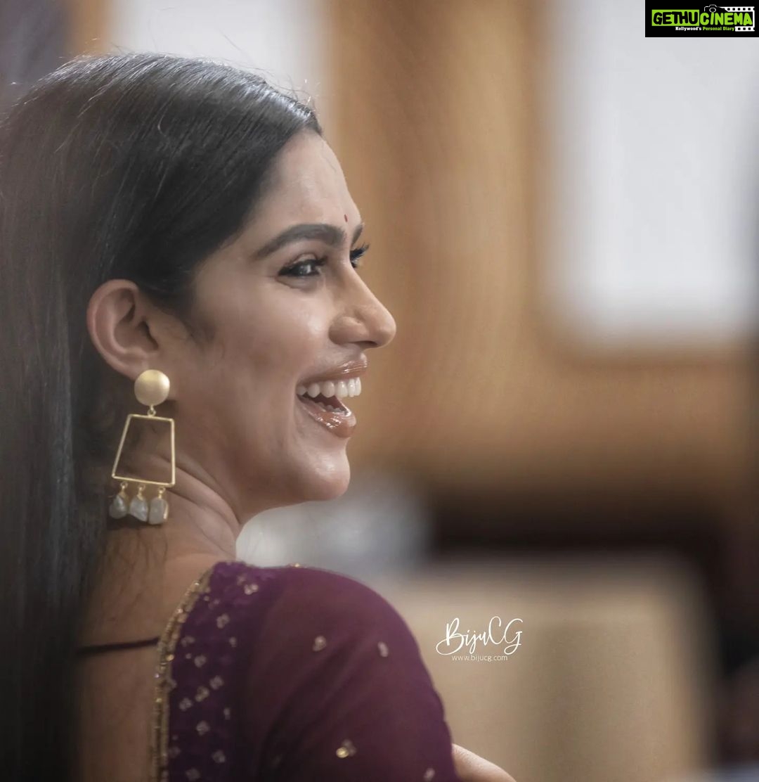 Swasika Instagram - Happy to receive the Kerala Film Critics Award for the Best Supporting Actress Role for Vaasanthi . Vaasanthi is and always will be my favourite forever. I feel deeply honored to hold this award in my hands . Thanks to the entire team of Vaasanthi for entrusting me with the role and also a heartfelt Thank you to the jury for the selecting me as an awardee . As I always say, these are just milestones in my life and I have more miles to go before I sleep . Thank you π π Mua : @abilashchickumakeupartist Costume : @rashmi.muraleedharan Stylist : @rashmimuraleedharan Pic : @bijuyoyo #swasika #swasikavj #keralafilmcriticsaward #vaasanthi #vasanthi #bestsupportingactress #malayalamactress