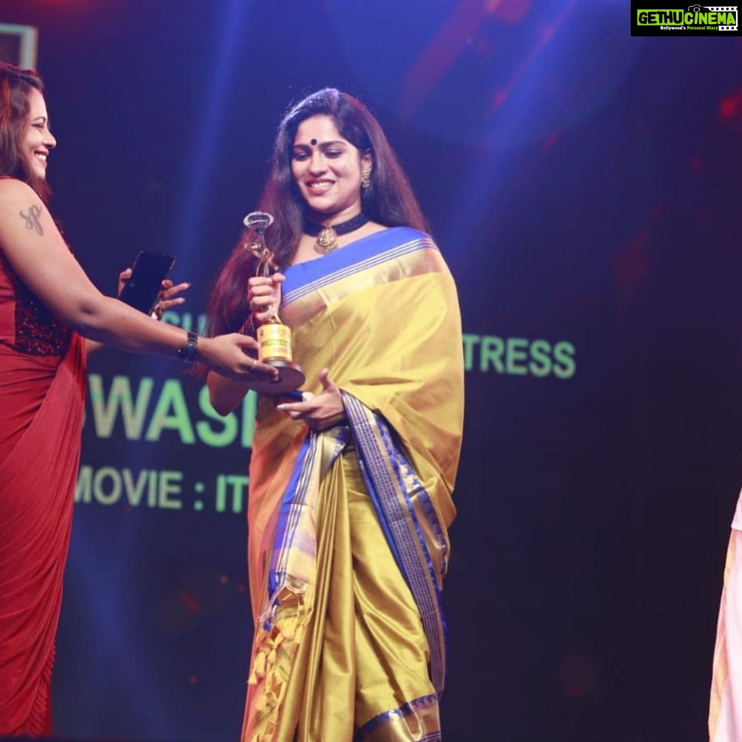 Swasika Instagram - Ramu kariat awards 2020😊😊 #ramukariatawards2020 #ramukariat #awardnight#nattikabeachfestival2020#movienight #bestsupportingactress #porinjumariyamjose #ittimanimadeinchina #supportingactress#2020 #actresslyf# MUA. @jayesh Perumbavoor Jewelleries @mayoorajewels_by_archana Pics courtesy @shalu peyad thank u all