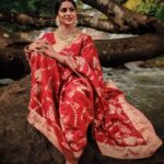 Swasika Instagram - Be a girl wth a mind,woman with attitude,A lady with class . . Stylist @abilashchicku Makeup&Hair @abilashchicku Photos @athul_cochin_photography #sareelover#sareeaddiction #shoottym#photoshoot#naturephotography #mugalornaments#masthanilook #inspiredwomen #inspired_by_colour #actresslife #actressgallery#swasikavj#boldandbeautiful #southindian #desigirlswow #wowwfactorwoman #keepmovingforward #artist#mollywoodactress #