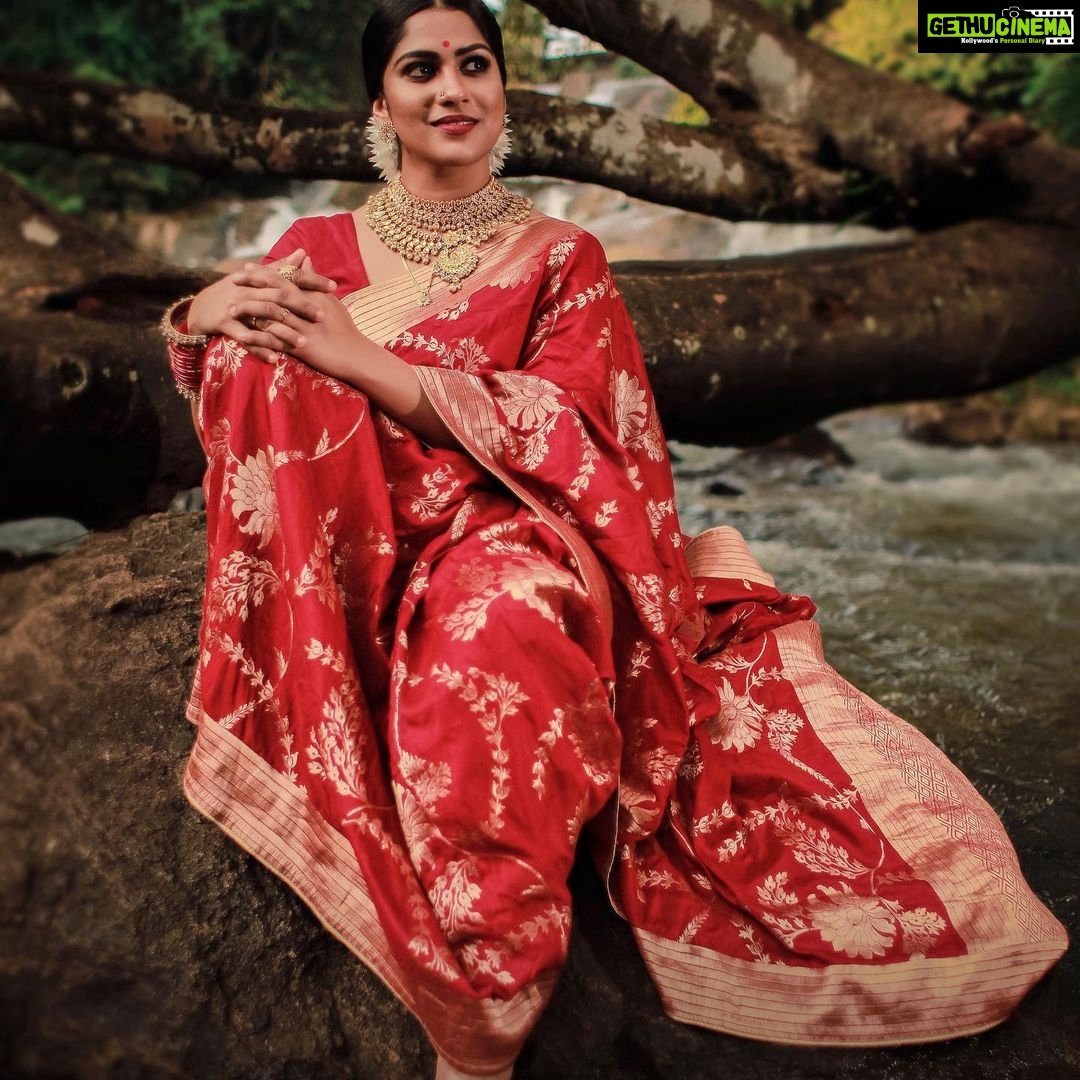 Swasika Instagram - Be a girl wth a mind,woman with attitude,A lady with class . . Stylist @abilashchicku Makeup&Hair @abilashchicku Photos @athul_cochin_photography #sareelover#sareeaddiction #shoottym#photoshoot#naturephotography #mugalornaments#masthanilook #inspiredwomen #inspired_by_colour #actresslife #actressgallery#swasikavj#boldandbeautiful #southindian #desigirlswow #wowwfactorwoman #keepmovingforward #artist#mollywoodactress #