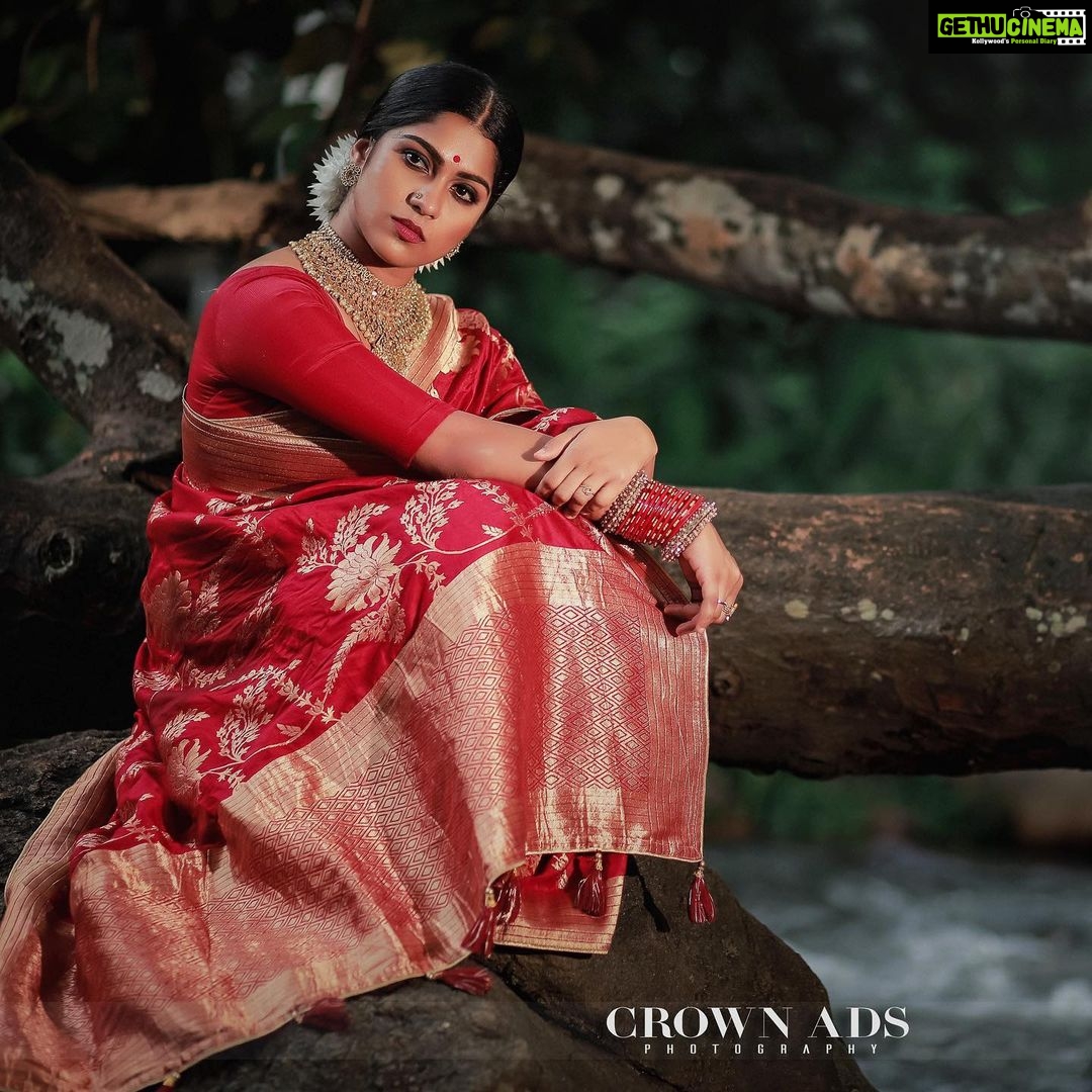 Swasika Instagram - Be a girl wth a mind,woman with attitude,A lady with class . . Stylist @abilashchicku Makeup&Hair @abilashchicku Photos @athul_cochin_photography #sareelover#sareeaddiction #shoottym#photoshoot#naturephotography #mugalornaments#masthanilook #inspiredwomen #inspired_by_colour #actresslife #actressgallery#swasikavj#boldandbeautiful #southindian #desigirlswow #wowwfactorwoman #keepmovingforward #artist#mollywoodactress #